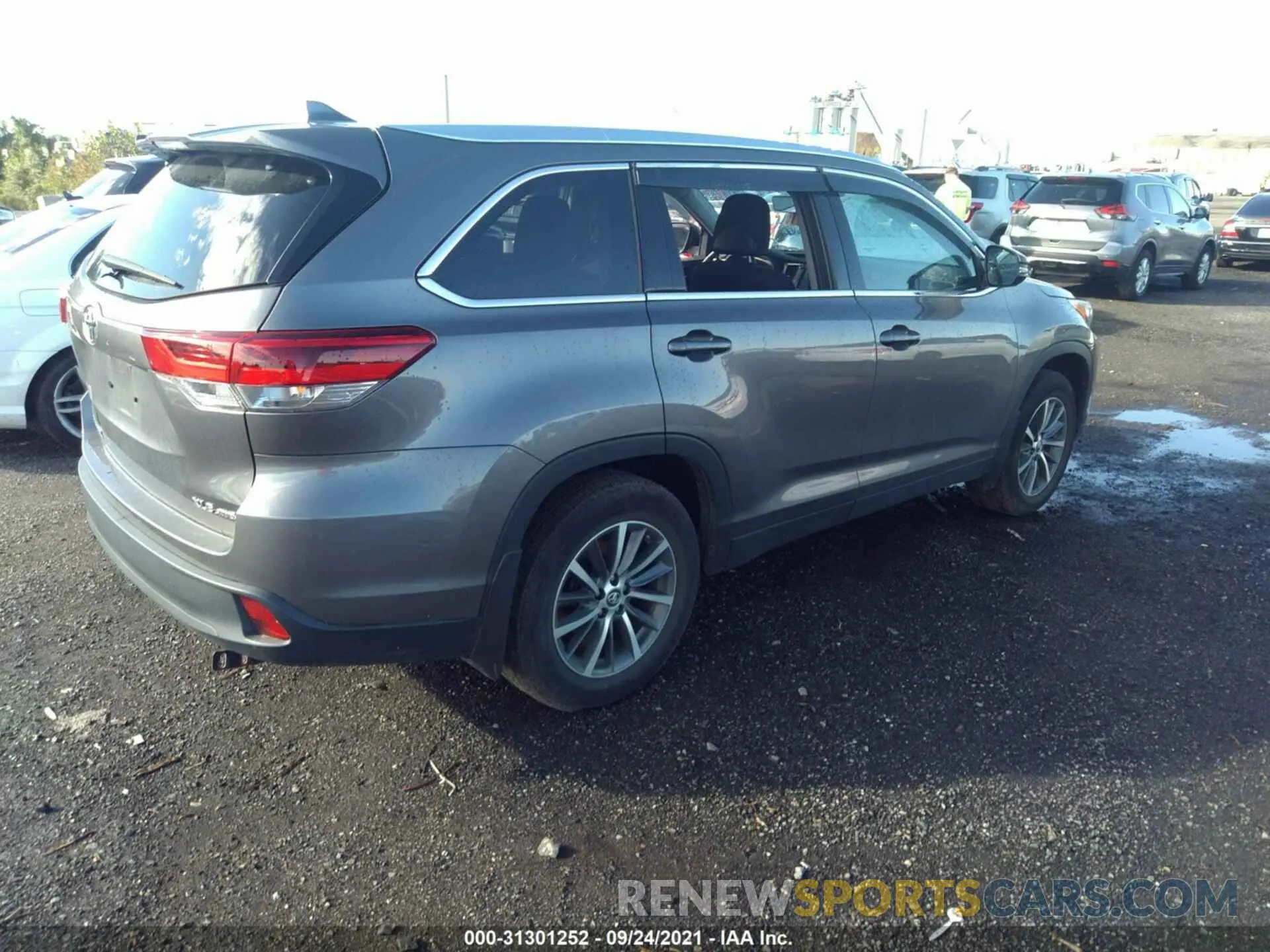 4 fotografías del automóvil dañado 5TDJZRFH3KS622913 TOYOTA HIGHLANDER 2019
