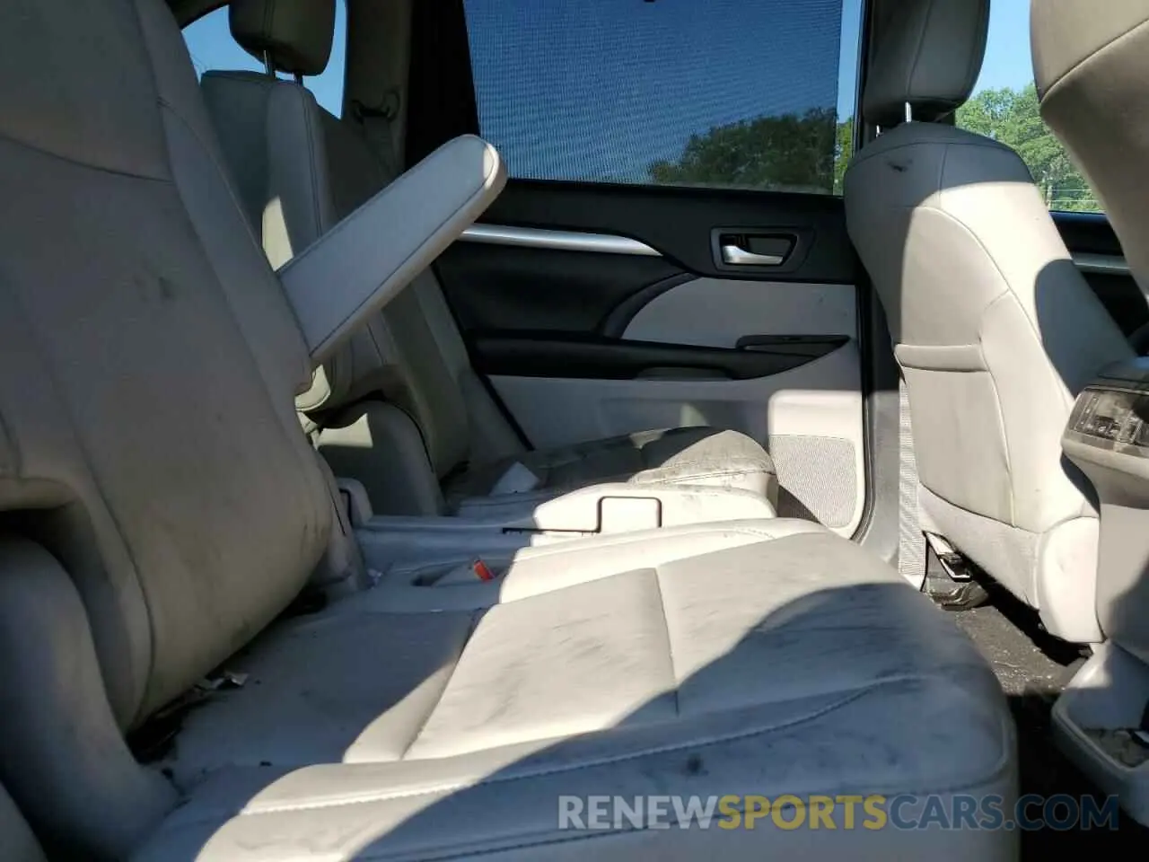 11 fotografías del automóvil dañado 5TDJZRFH3KS623947 TOYOTA HIGHLANDER 2019
