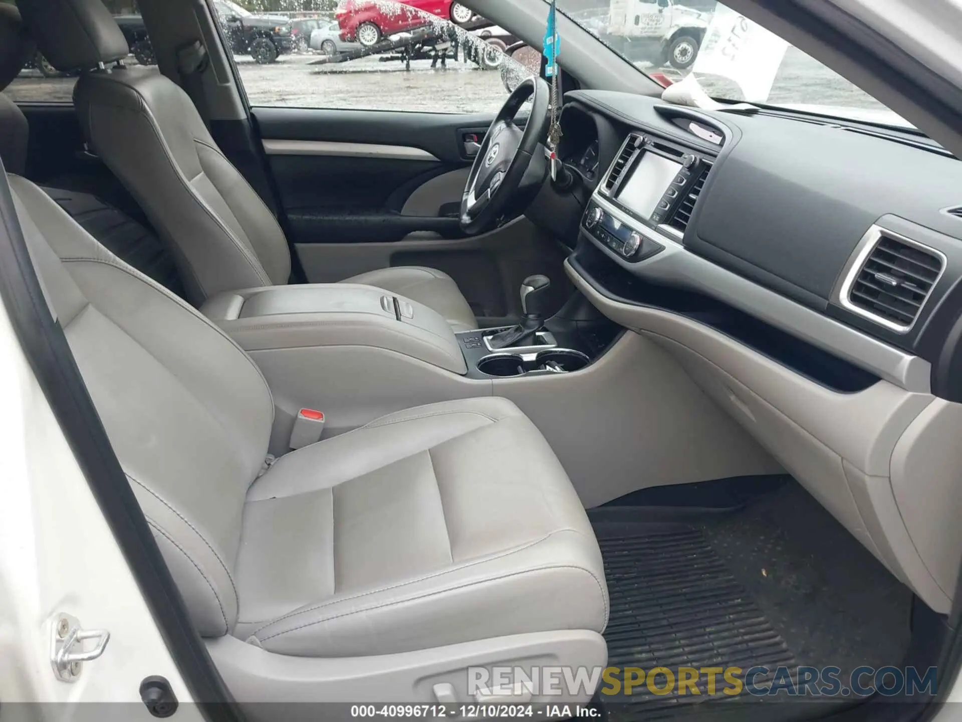 5 fotografías del automóvil dañado 5TDJZRFH3KS709839 TOYOTA HIGHLANDER 2019