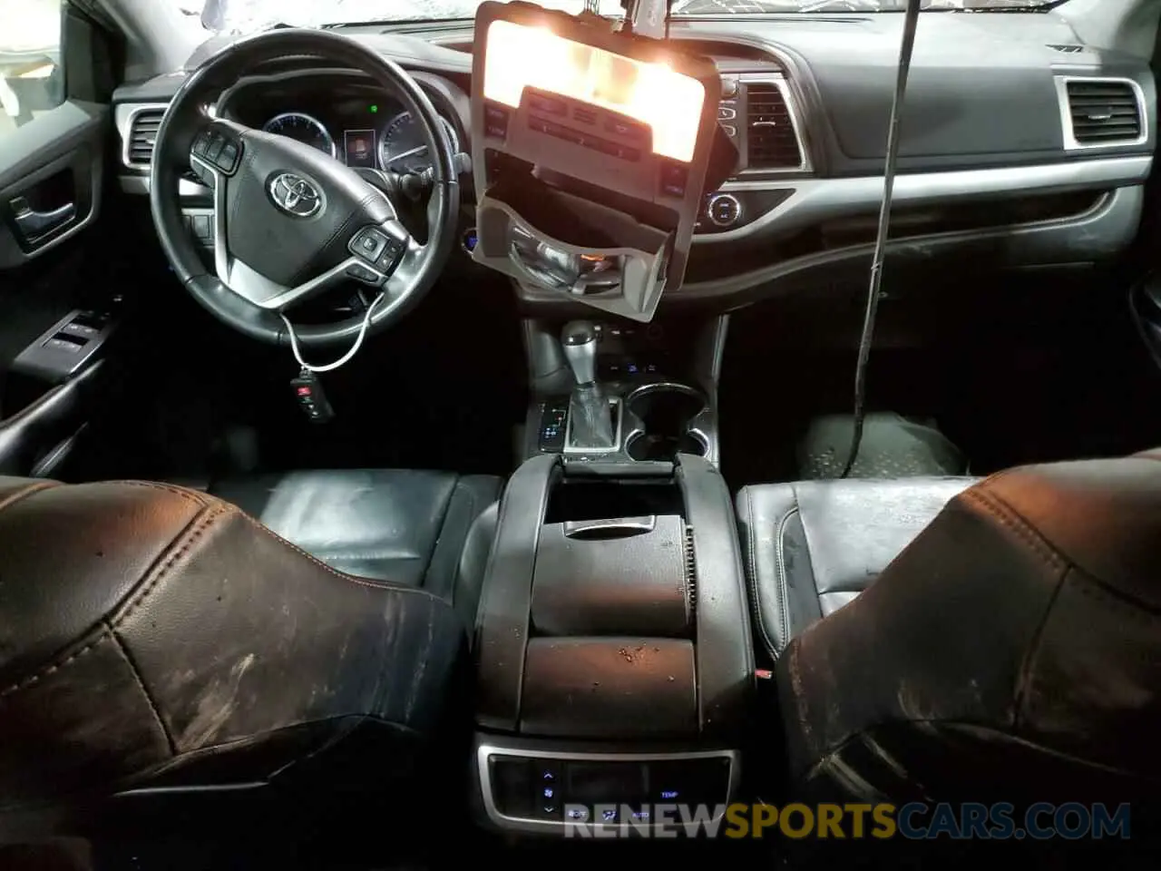 8 fotografías del automóvil dañado 5TDJZRFH3KS733994 TOYOTA HIGHLANDER 2019