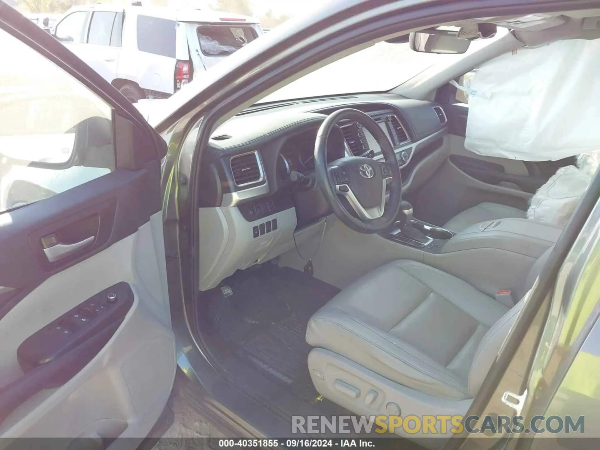 5 fotografías del automóvil dañado 5TDJZRFH3KS998544 TOYOTA HIGHLANDER 2019