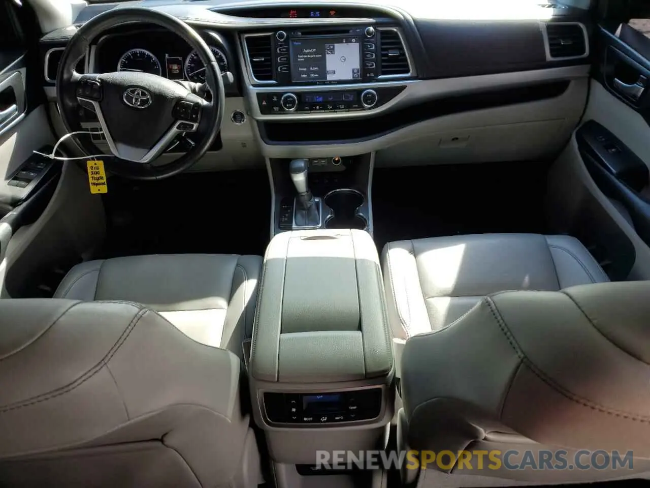 8 fotografías del automóvil dañado 5TDJZRFH4KS571177 TOYOTA HIGHLANDER 2019