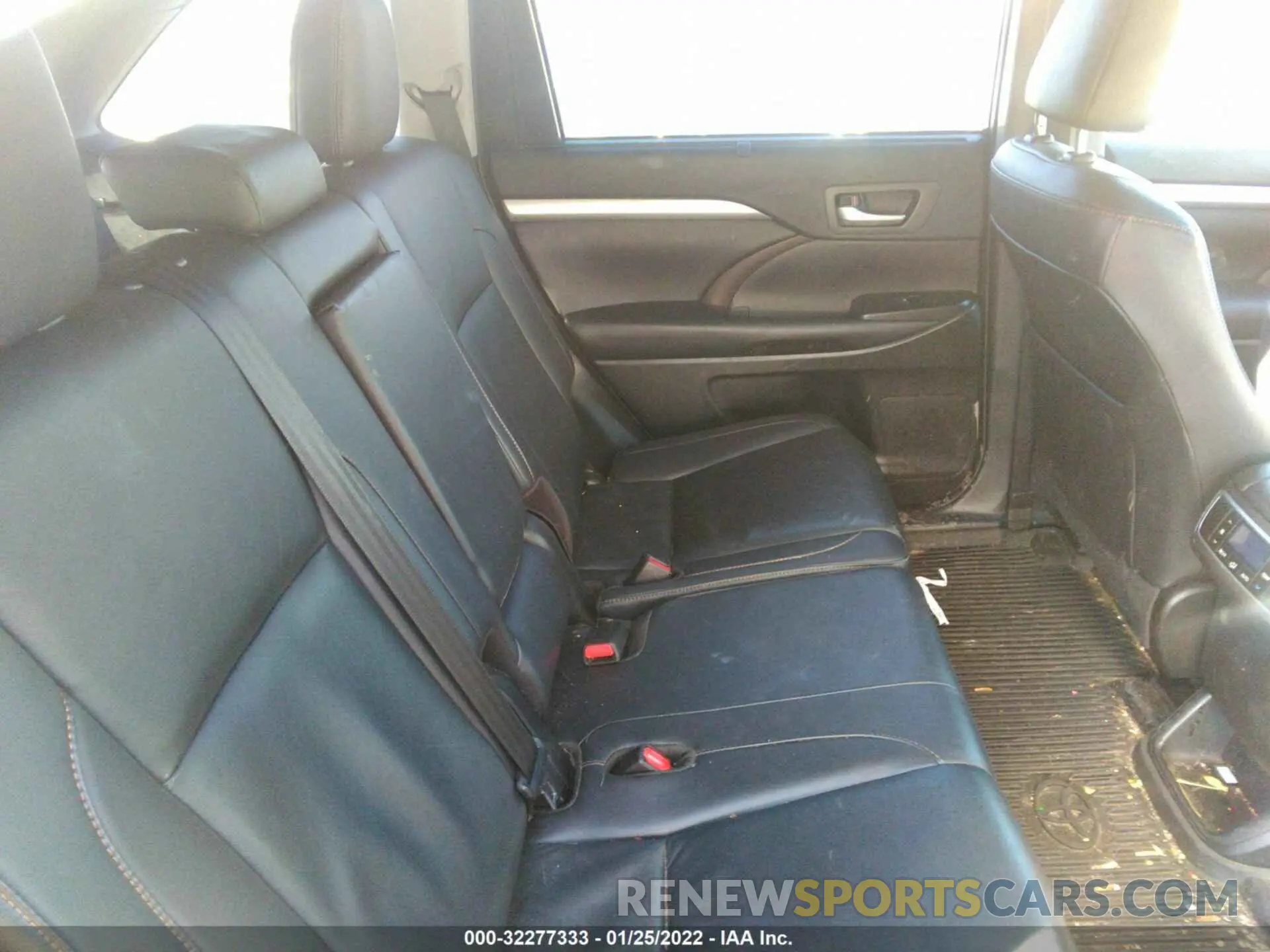 8 fotografías del automóvil dañado 5TDJZRFH4KS596015 TOYOTA HIGHLANDER 2019