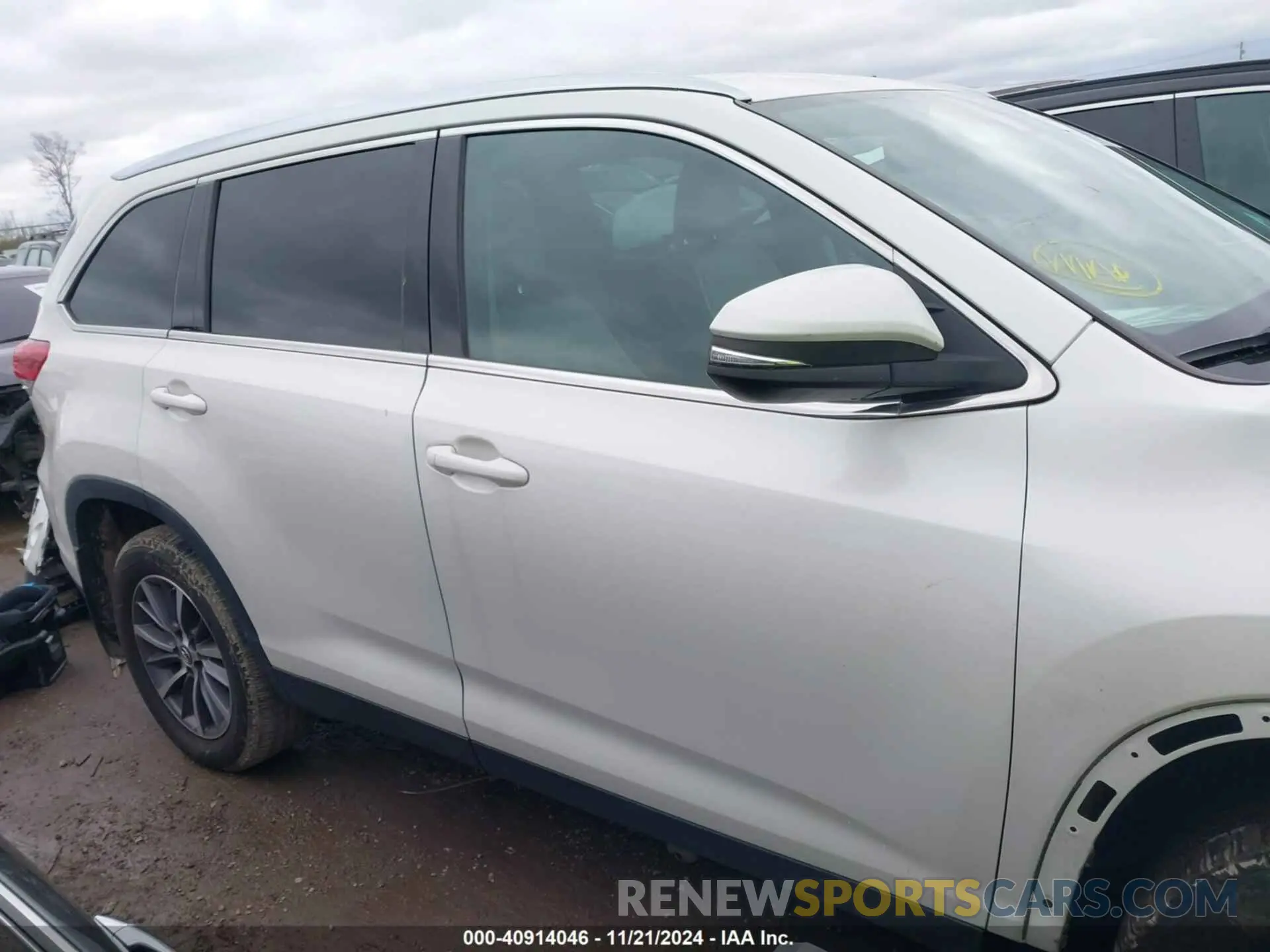 14 fotografías del automóvil dañado 5TDJZRFH4KS608082 TOYOTA HIGHLANDER 2019