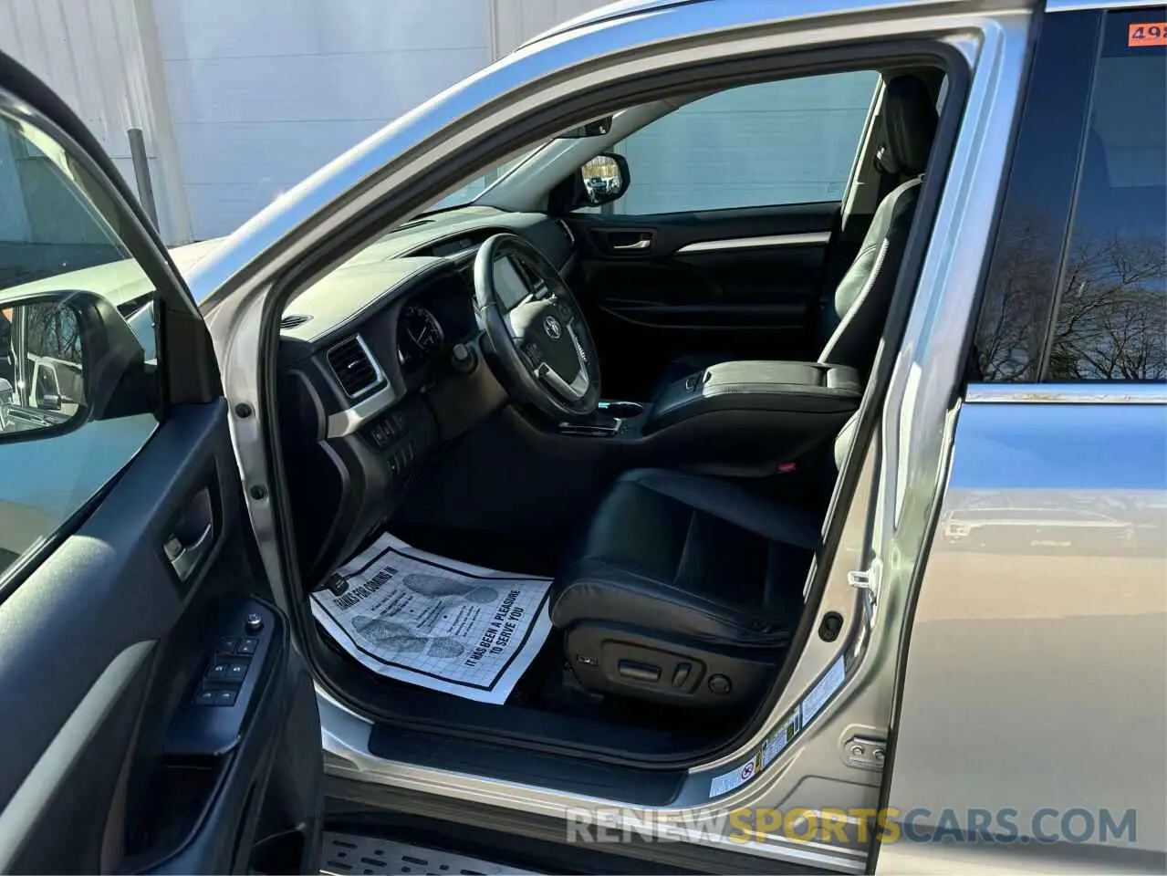 5 fotografías del automóvil dañado 5TDJZRFH4KS615176 TOYOTA HIGHLANDER 2019