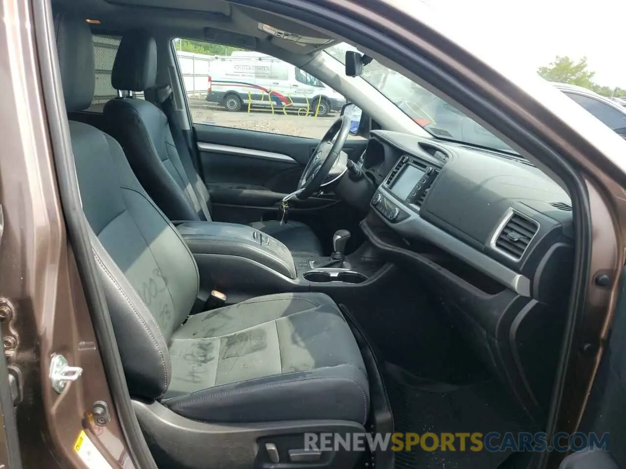 5 fotografías del automóvil dañado 5TDJZRFH4KS723247 TOYOTA HIGHLANDER 2019