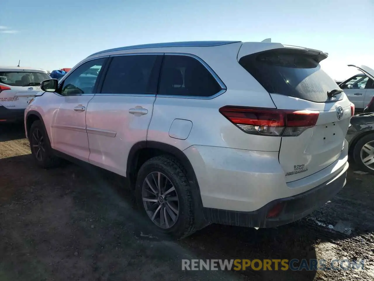 2 fotografías del automóvil dañado 5TDJZRFH4KS727959 TOYOTA HIGHLANDER 2019
