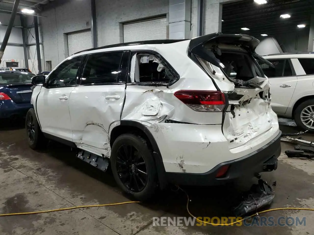 2 fotografías del automóvil dañado 5TDJZRFH5KS563072 TOYOTA HIGHLANDER 2019