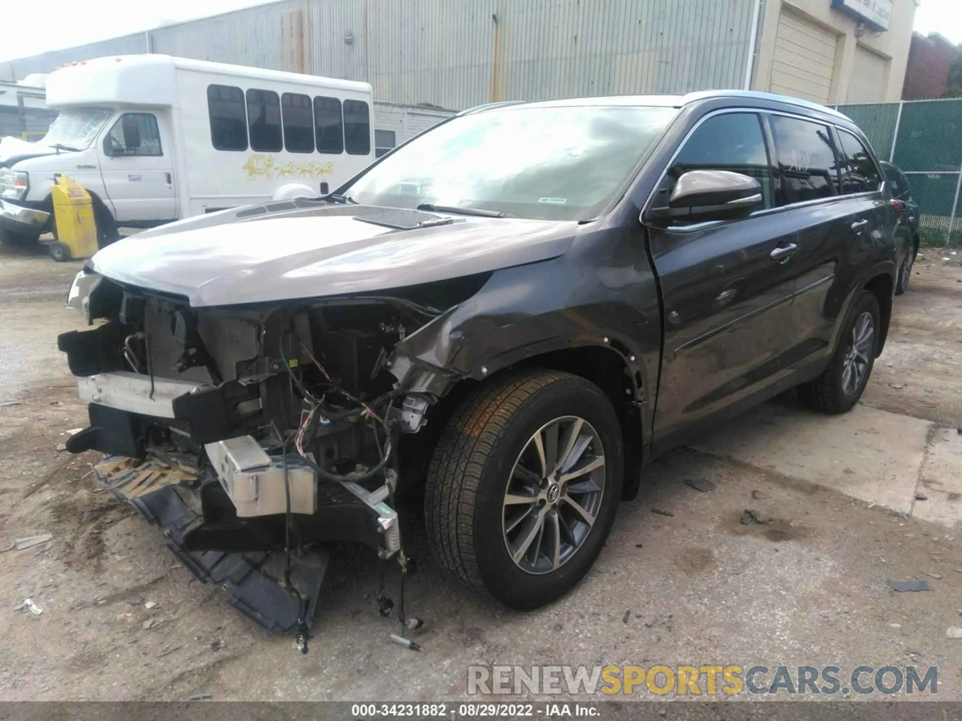 2 fotografías del automóvil dañado 5TDJZRFH5KS581393 TOYOTA HIGHLANDER 2019