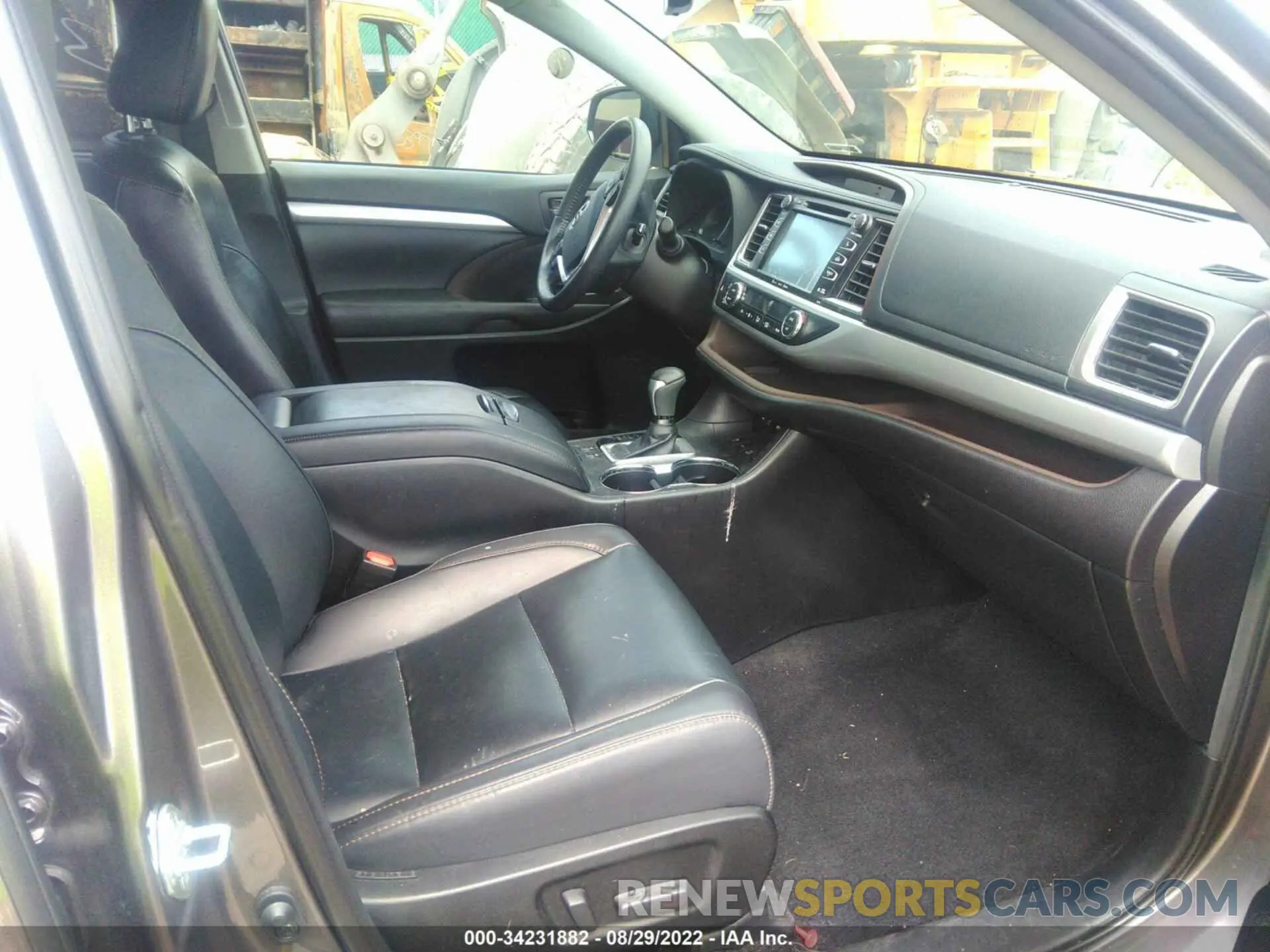5 fotografías del automóvil dañado 5TDJZRFH5KS581393 TOYOTA HIGHLANDER 2019