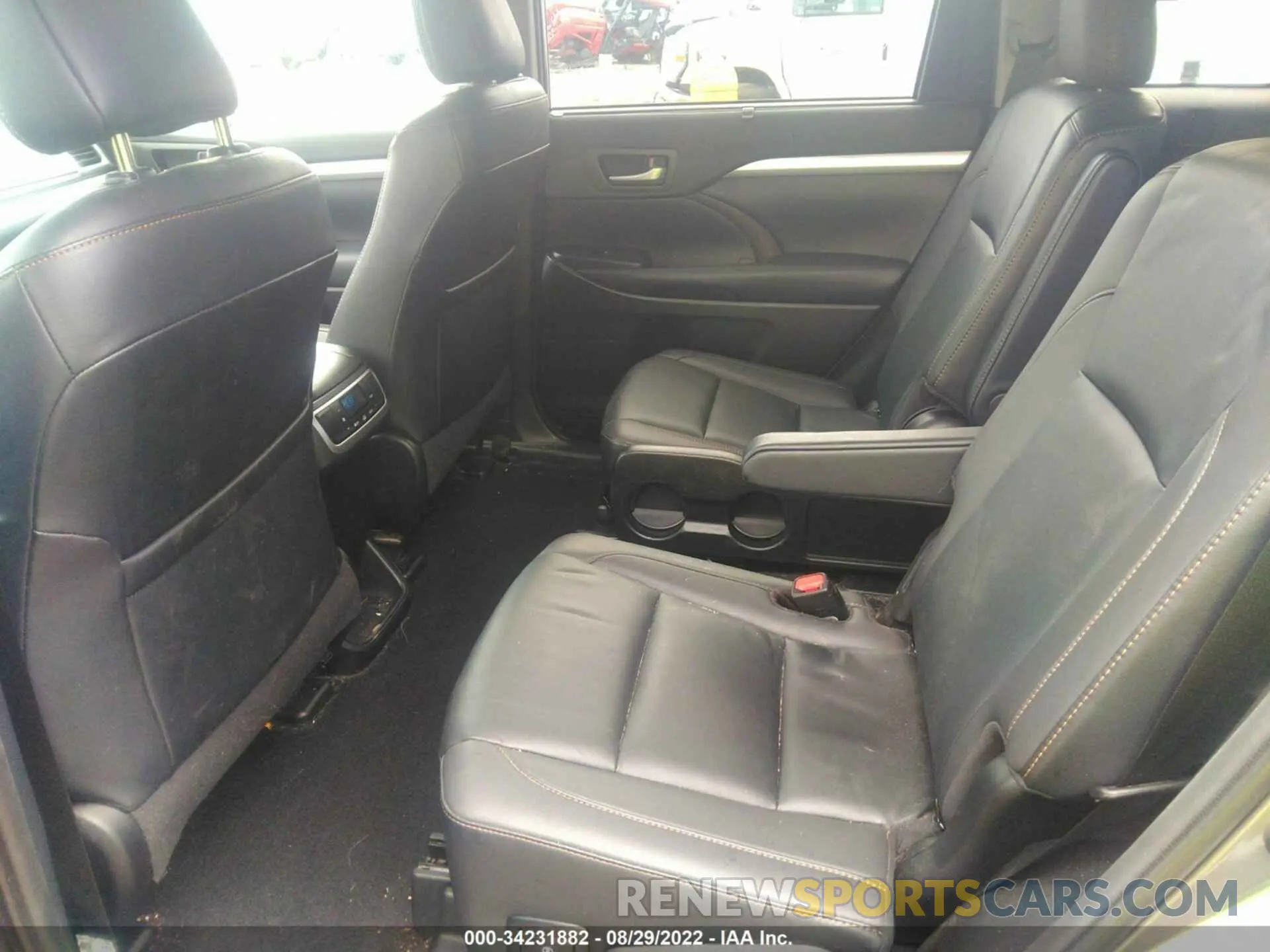 8 fotografías del automóvil dañado 5TDJZRFH5KS581393 TOYOTA HIGHLANDER 2019