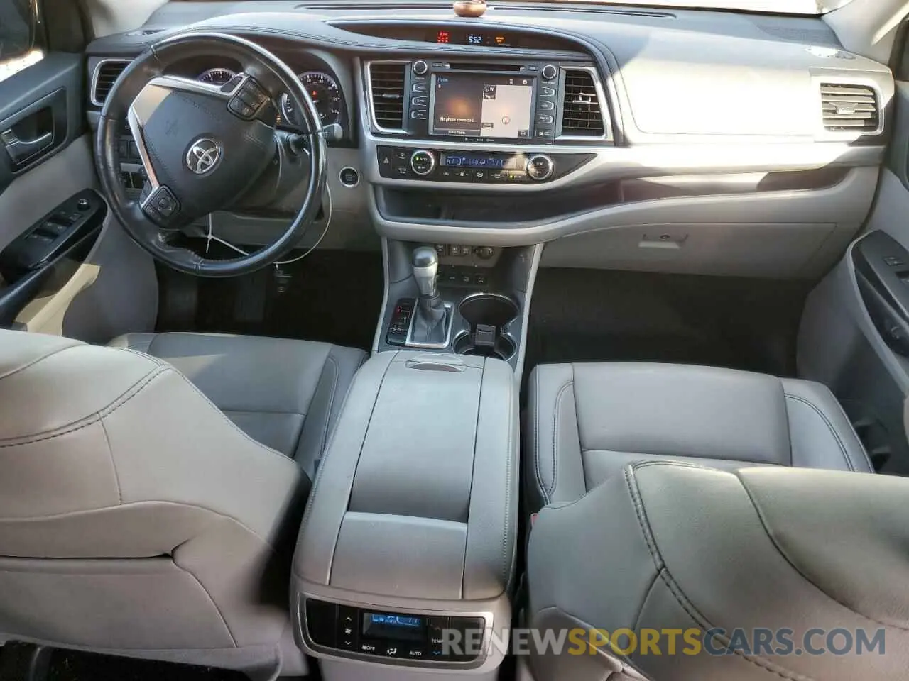 8 fotografías del automóvil dañado 5TDJZRFH5KS591809 TOYOTA HIGHLANDER 2019