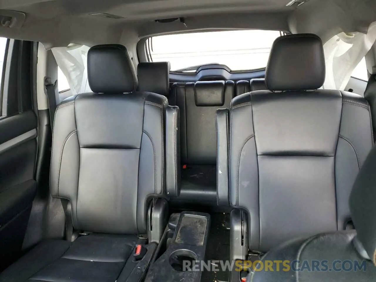 10 fotografías del automóvil dañado 5TDJZRFH5KS606177 TOYOTA HIGHLANDER 2019