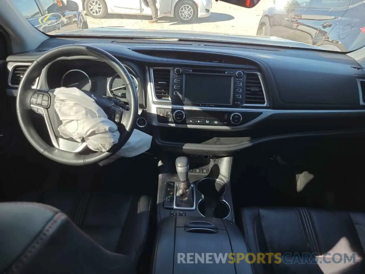 8 fotografías del automóvil dañado 5TDJZRFH5KS606535 TOYOTA HIGHLANDER 2019
