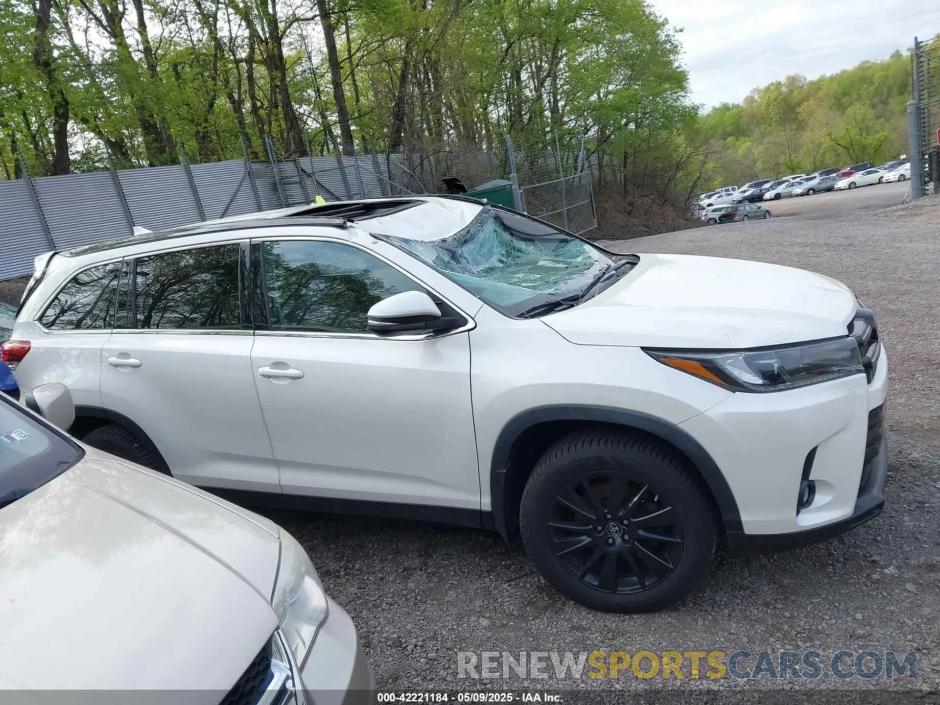 14 fotografías del automóvil dañado 5TDJZRFH5KS616112 TOYOTA HIGHLANDER 2019