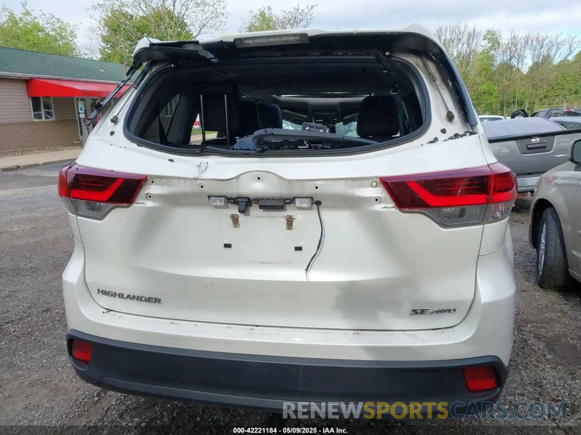 17 fotografías del automóvil dañado 5TDJZRFH5KS616112 TOYOTA HIGHLANDER 2019
