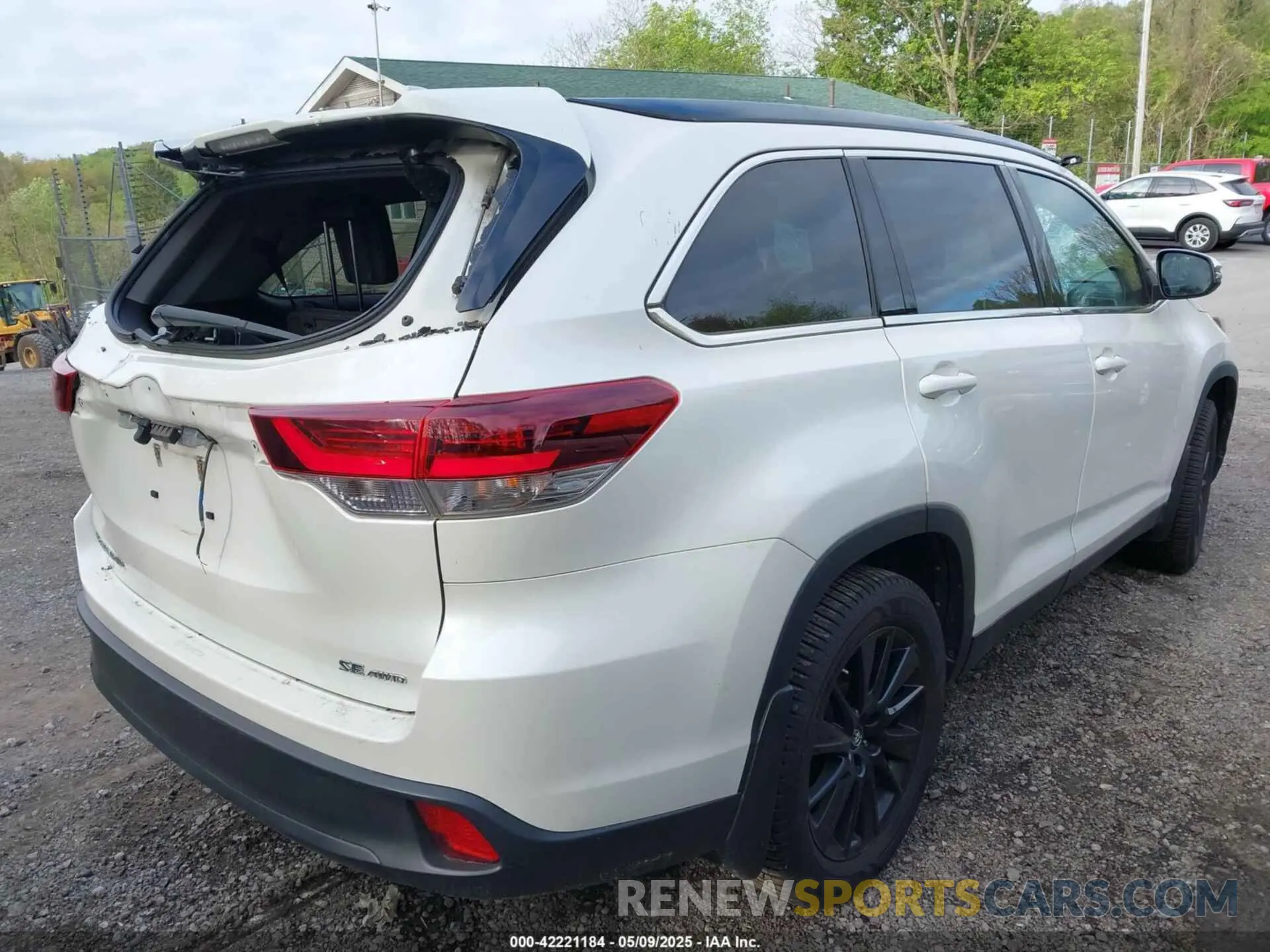 4 fotografías del automóvil dañado 5TDJZRFH5KS616112 TOYOTA HIGHLANDER 2019