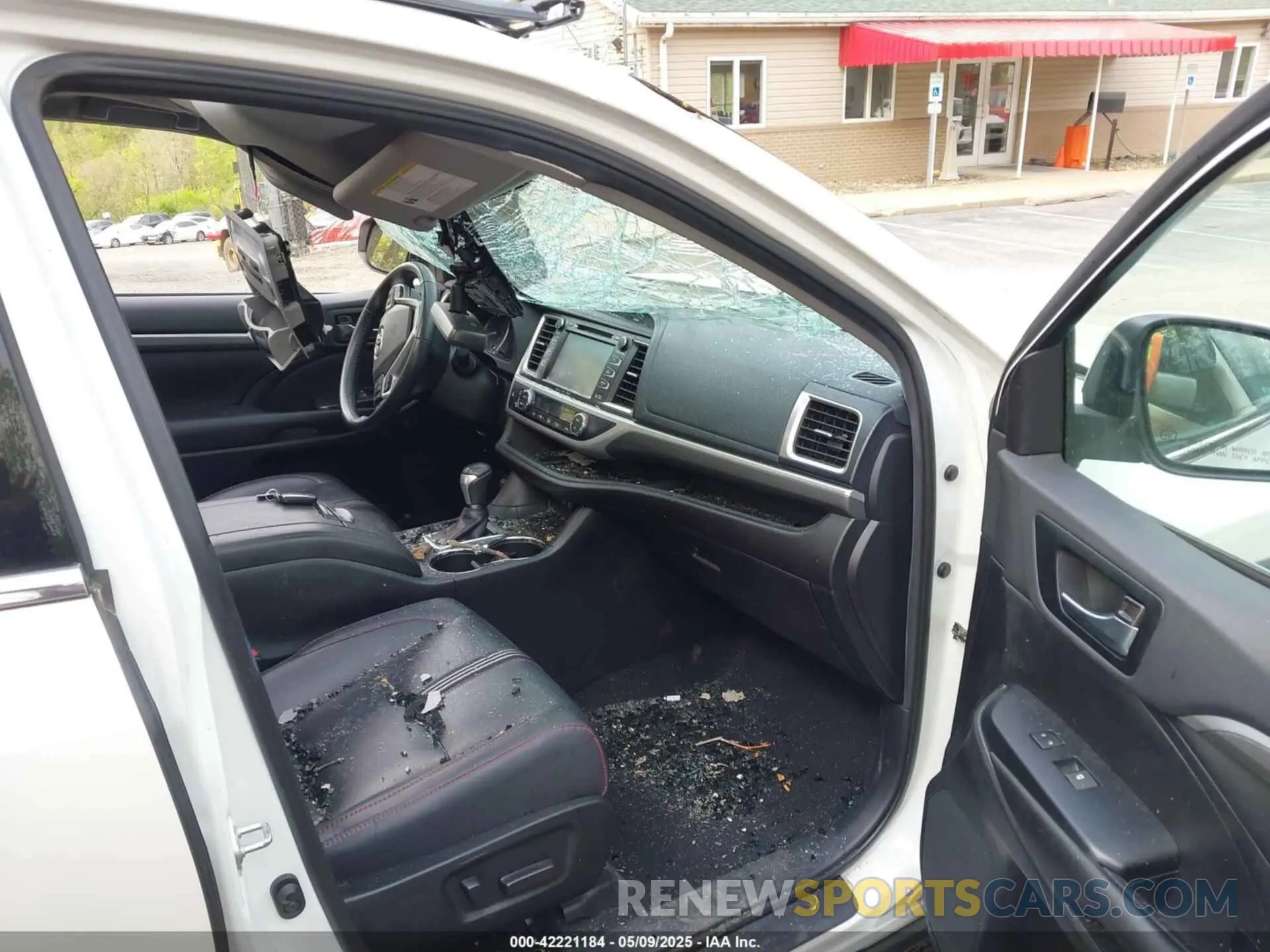 5 fotografías del automóvil dañado 5TDJZRFH5KS616112 TOYOTA HIGHLANDER 2019