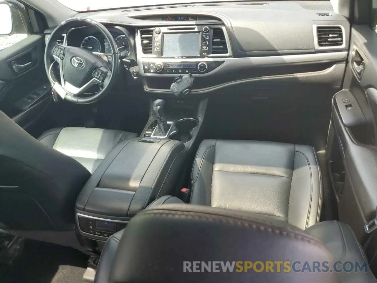 8 fotografías del automóvil dañado 5TDJZRFH5KS746200 TOYOTA HIGHLANDER 2019