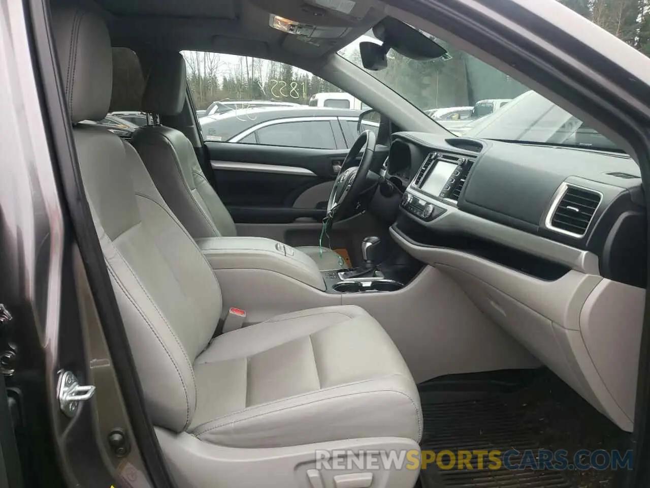 5 fotografías del automóvil dañado 5TDJZRFH6KS565199 TOYOTA HIGHLANDER 2019