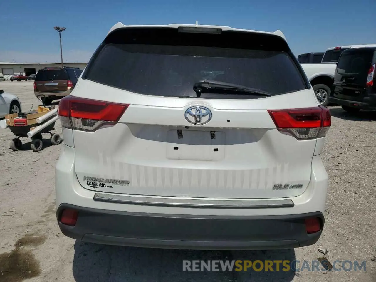 6 fotografías del automóvil dañado 5TDJZRFH6KS579801 TOYOTA HIGHLANDER 2019