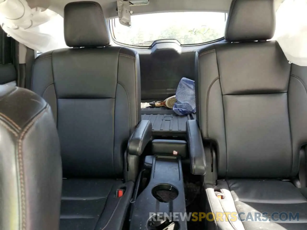 10 fotografías del automóvil dañado 5TDJZRFH6KS604082 TOYOTA HIGHLANDER 2019
