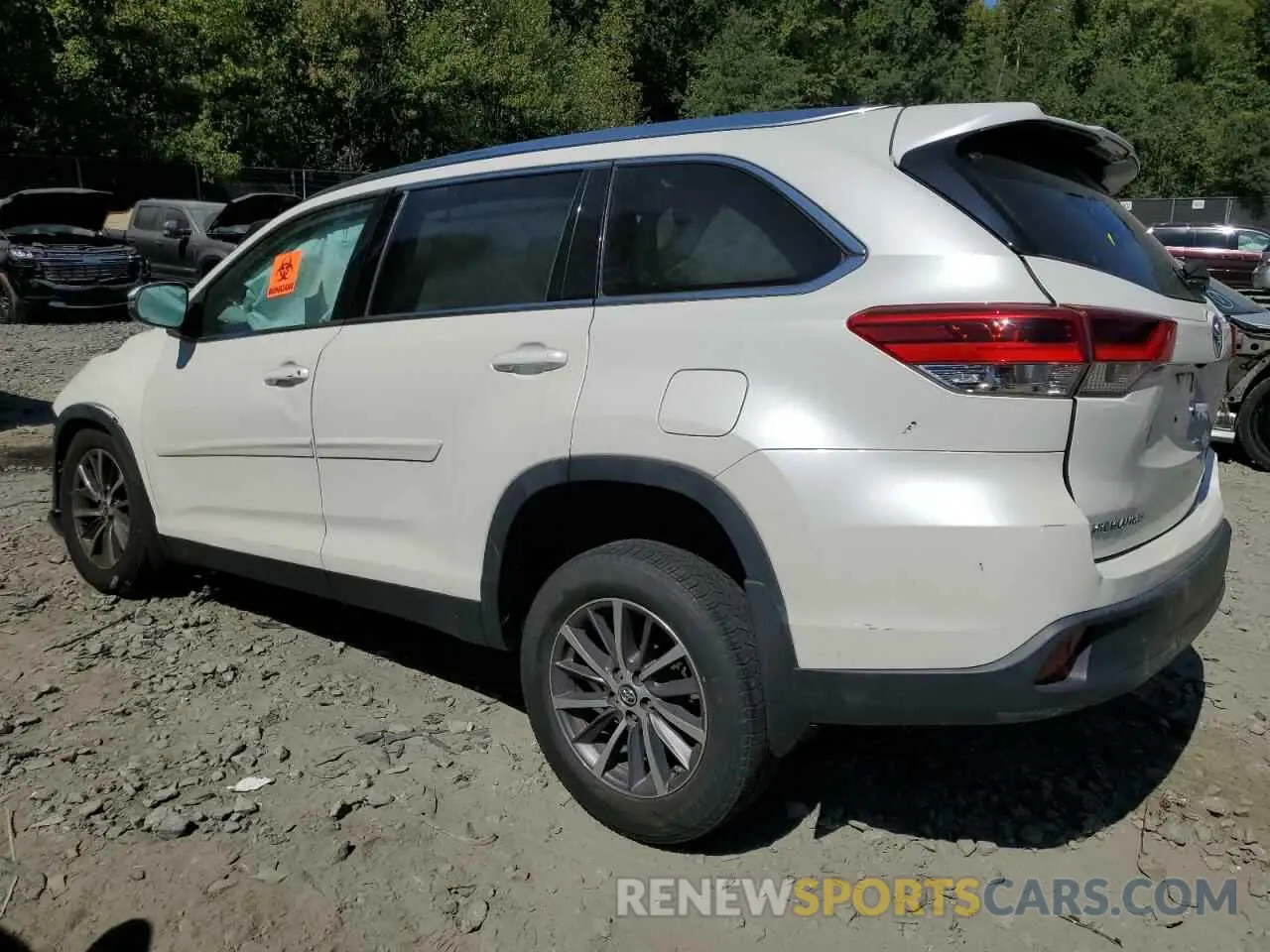 2 fotografías del automóvil dañado 5TDJZRFH6KS604082 TOYOTA HIGHLANDER 2019