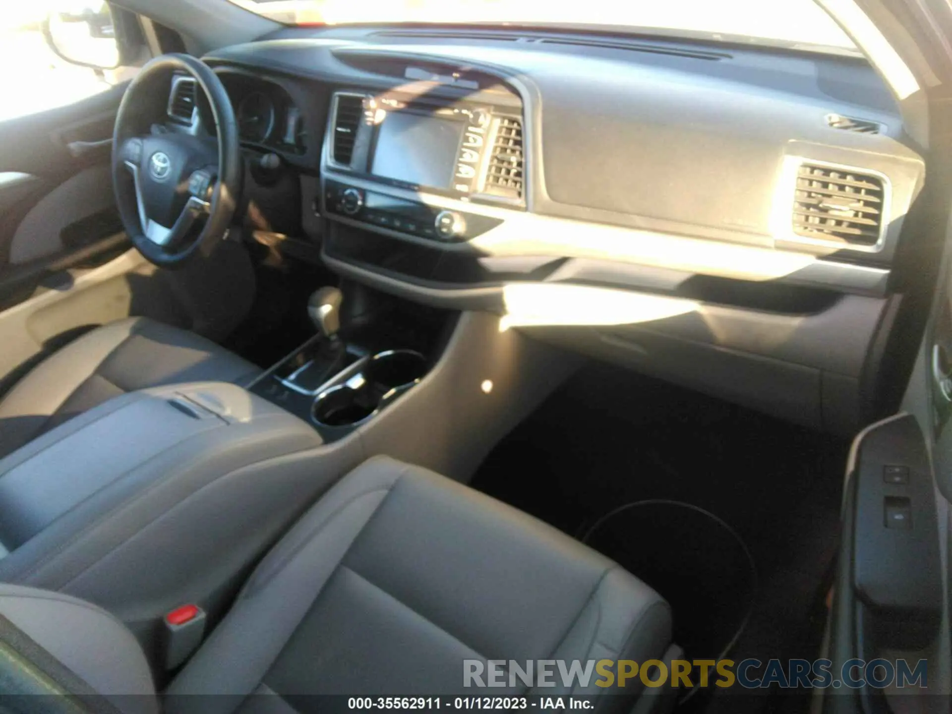 5 fotografías del automóvil dañado 5TDJZRFH7KS581167 TOYOTA HIGHLANDER 2019