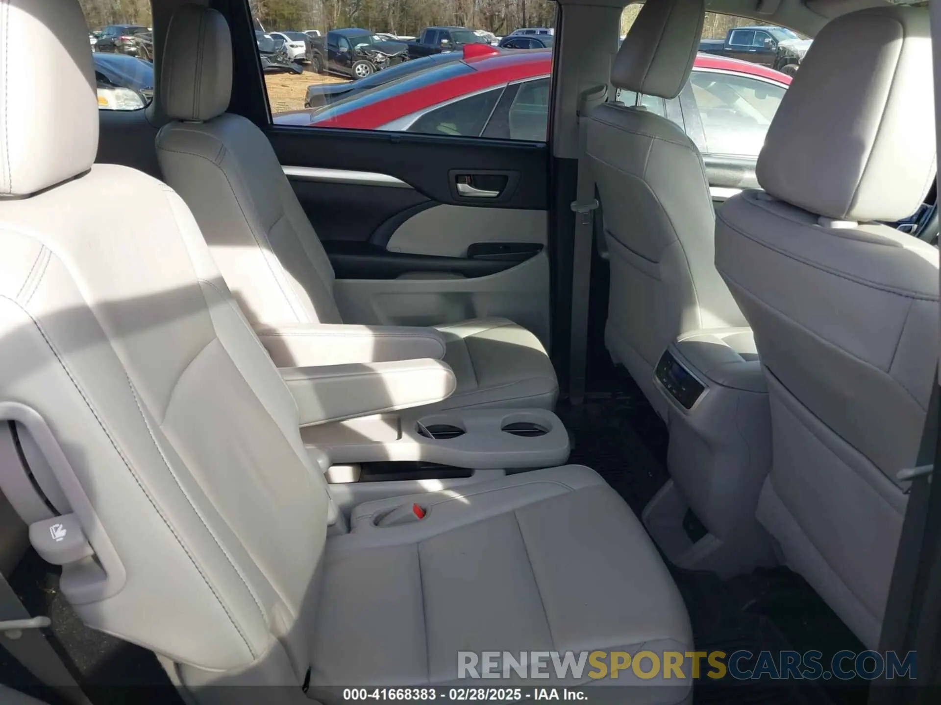 8 fotografías del automóvil dañado 5TDJZRFH7KS588393 TOYOTA HIGHLANDER 2019