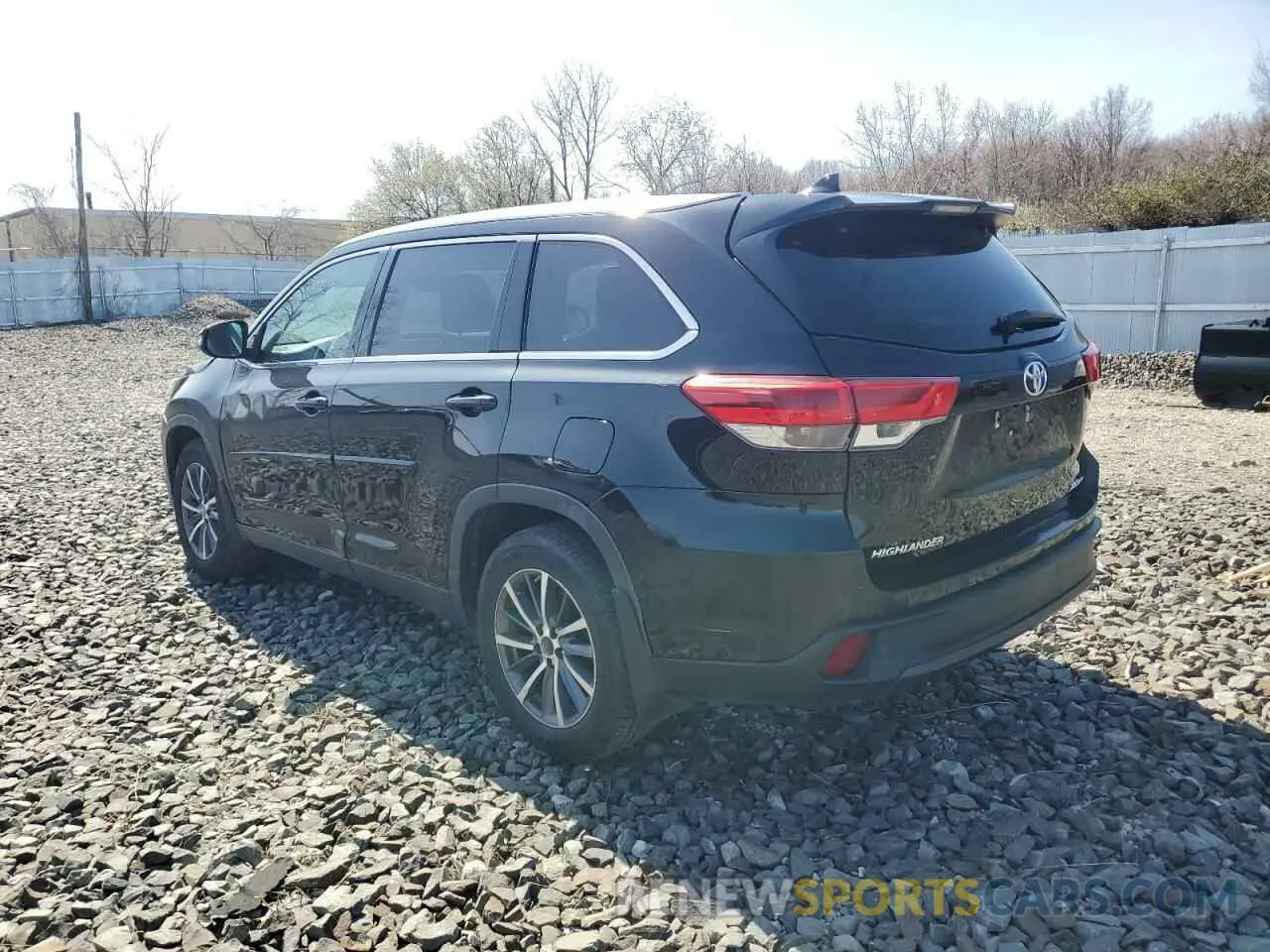 2 fotografías del automóvil dañado 5TDJZRFH7KS600820 TOYOTA HIGHLANDER 2019