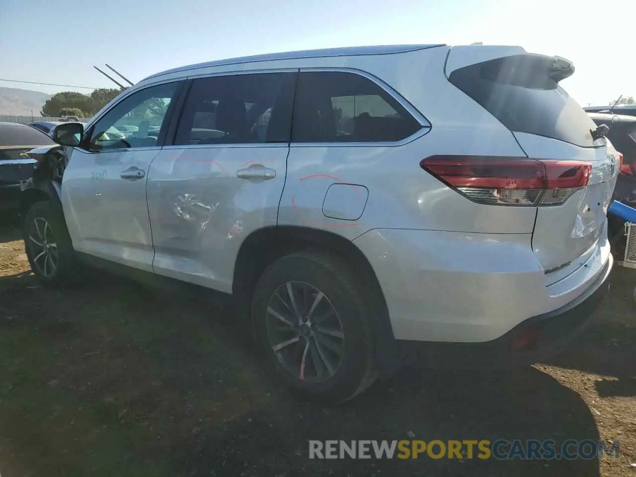 2 fotografías del automóvil dañado 5TDJZRFH7KS605368 TOYOTA HIGHLANDER 2019