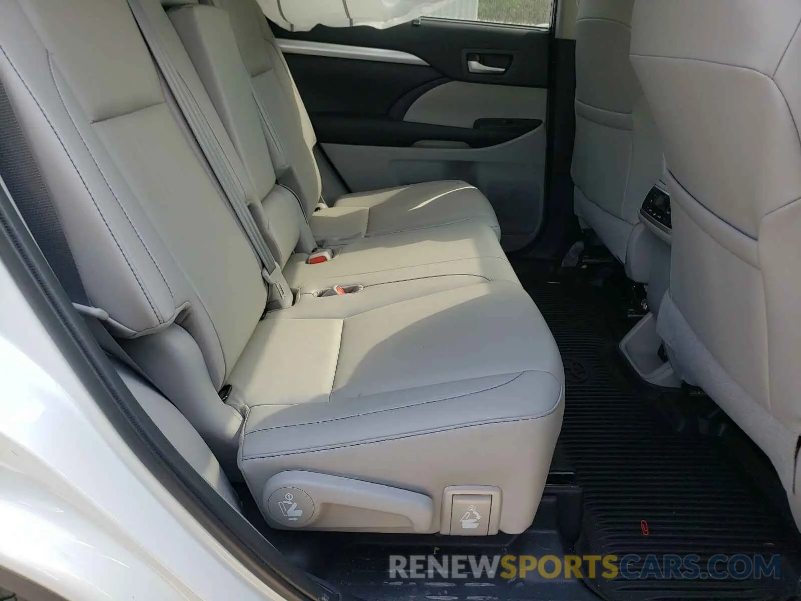 6 fotografías del automóvil dañado 5TDJZRFH7KS614359 TOYOTA HIGHLANDER 2019