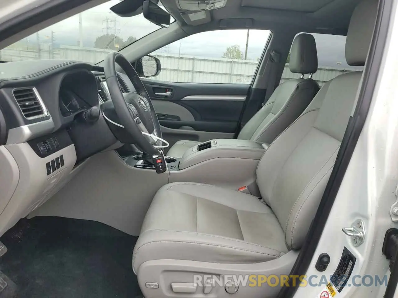 7 fotografías del automóvil dañado 5TDJZRFH7KS615625 TOYOTA HIGHLANDER 2019