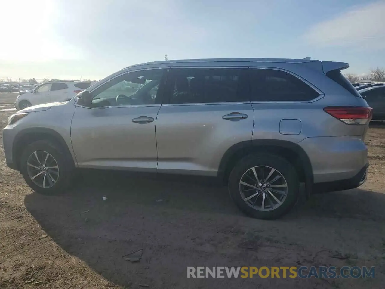 2 fotografías del automóvil dañado 5TDJZRFH7KS734727 TOYOTA HIGHLANDER 2019