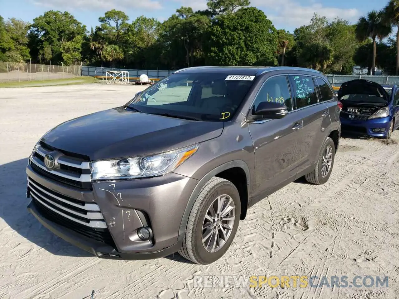2 fotografías del automóvil dañado 5TDJZRFH8KS588290 TOYOTA HIGHLANDER 2019