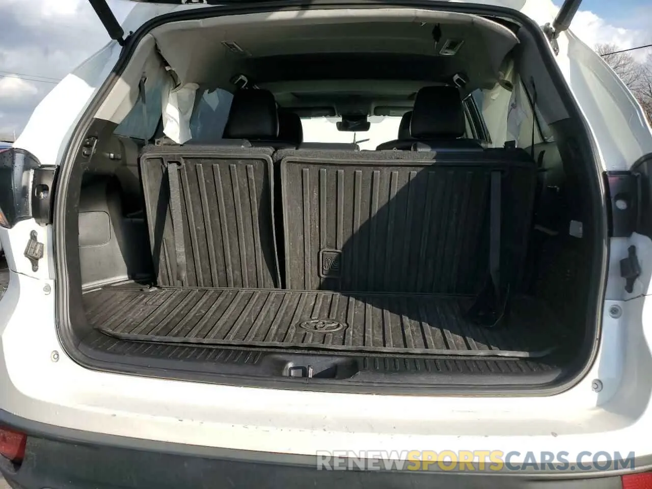 13 fotografías del automóvil dañado 5TDJZRFH8KS613852 TOYOTA HIGHLANDER 2019