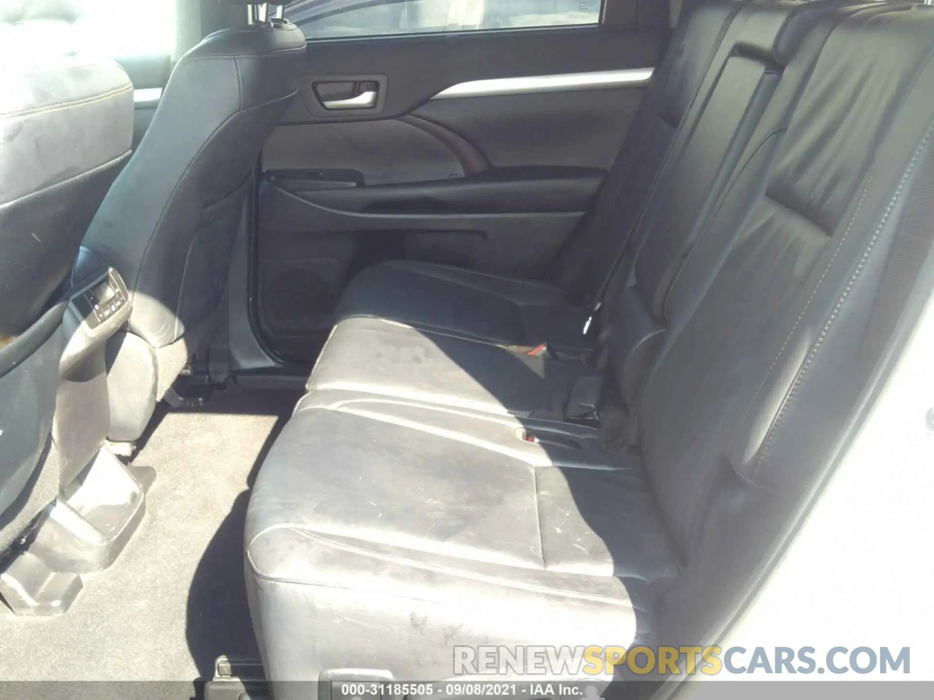 8 fotografías del automóvil dañado 5TDJZRFH9KS595278 TOYOTA HIGHLANDER 2019