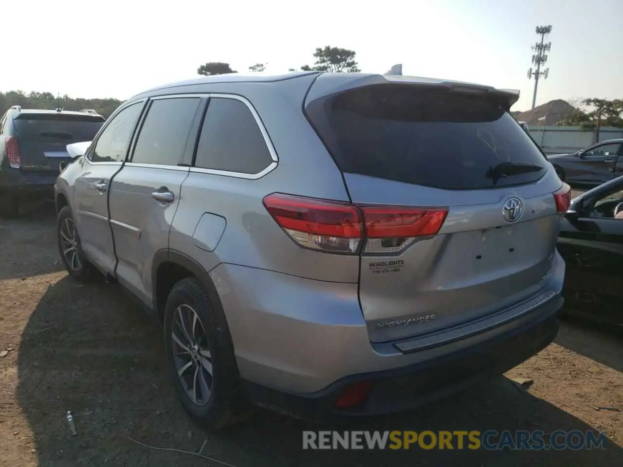 3 fotografías del automóvil dañado 5TDJZRFH9KS597743 TOYOTA HIGHLANDER 2019