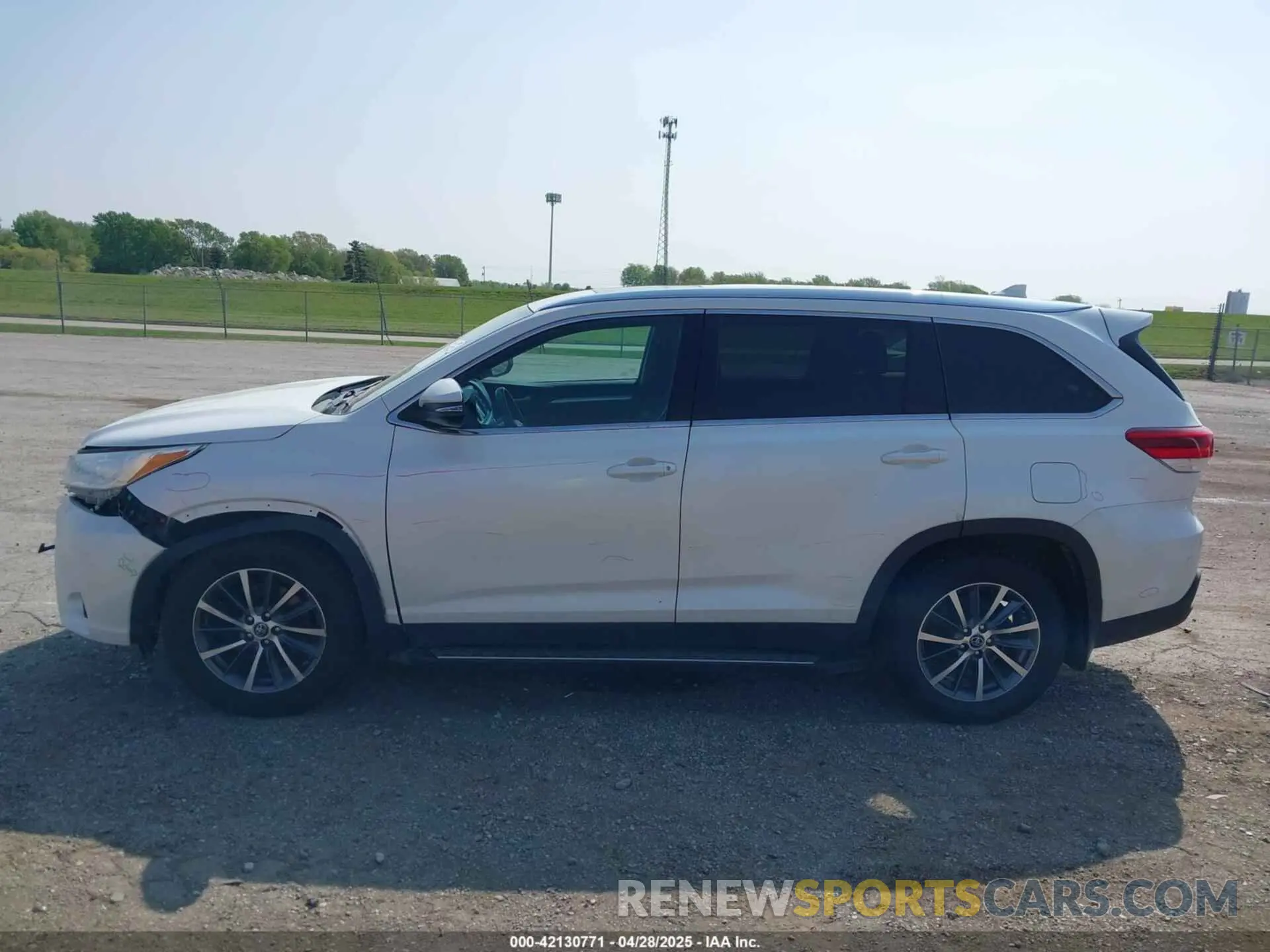 15 fotografías del automóvil dañado 5TDJZRFH9KS917580 TOYOTA HIGHLANDER 2019