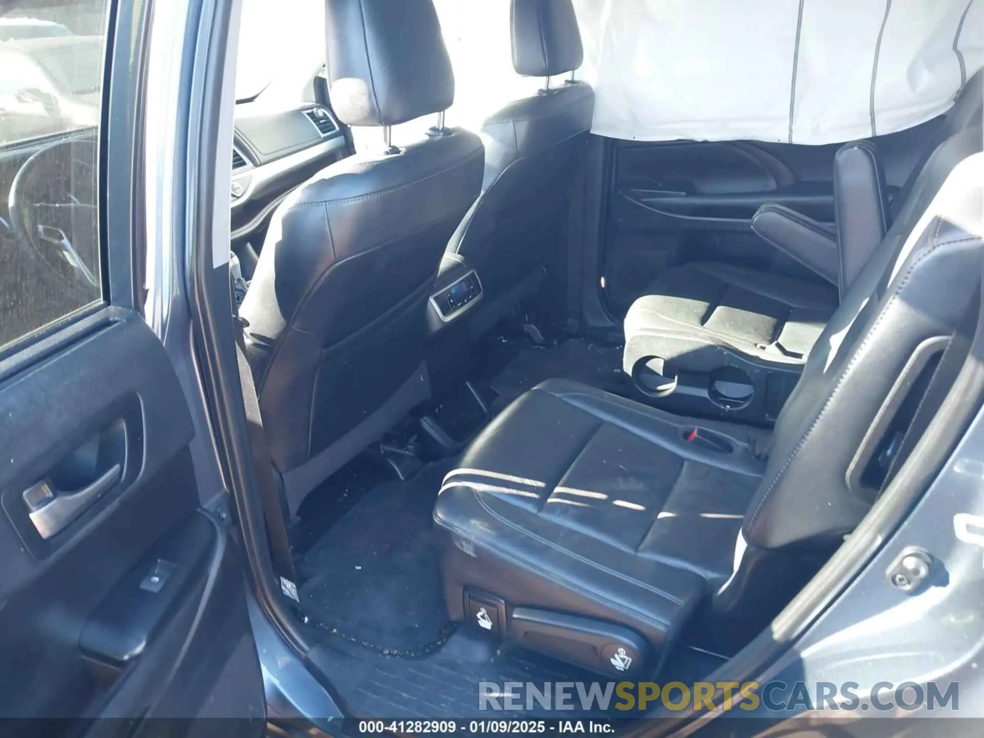 8 fotografías del automóvil dañado 5TDKZRFH0KS301318 TOYOTA HIGHLANDER 2019