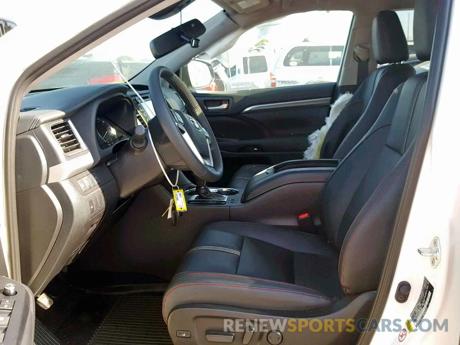 5 fotografías del automóvil dañado 5TDKZRFH0KS303053 TOYOTA HIGHLANDER 2019