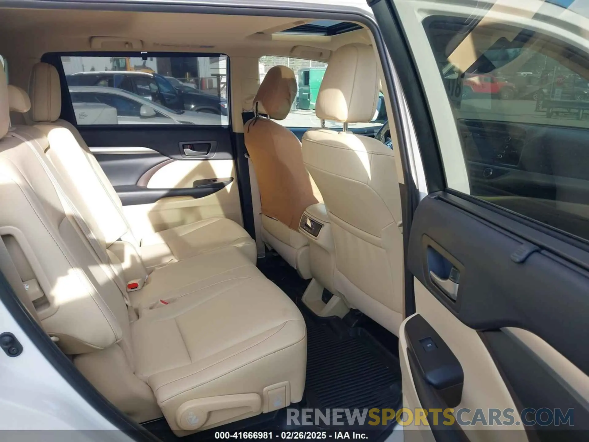 8 fotografías del automóvil dañado 5TDKZRFH0KS315218 TOYOTA HIGHLANDER 2019