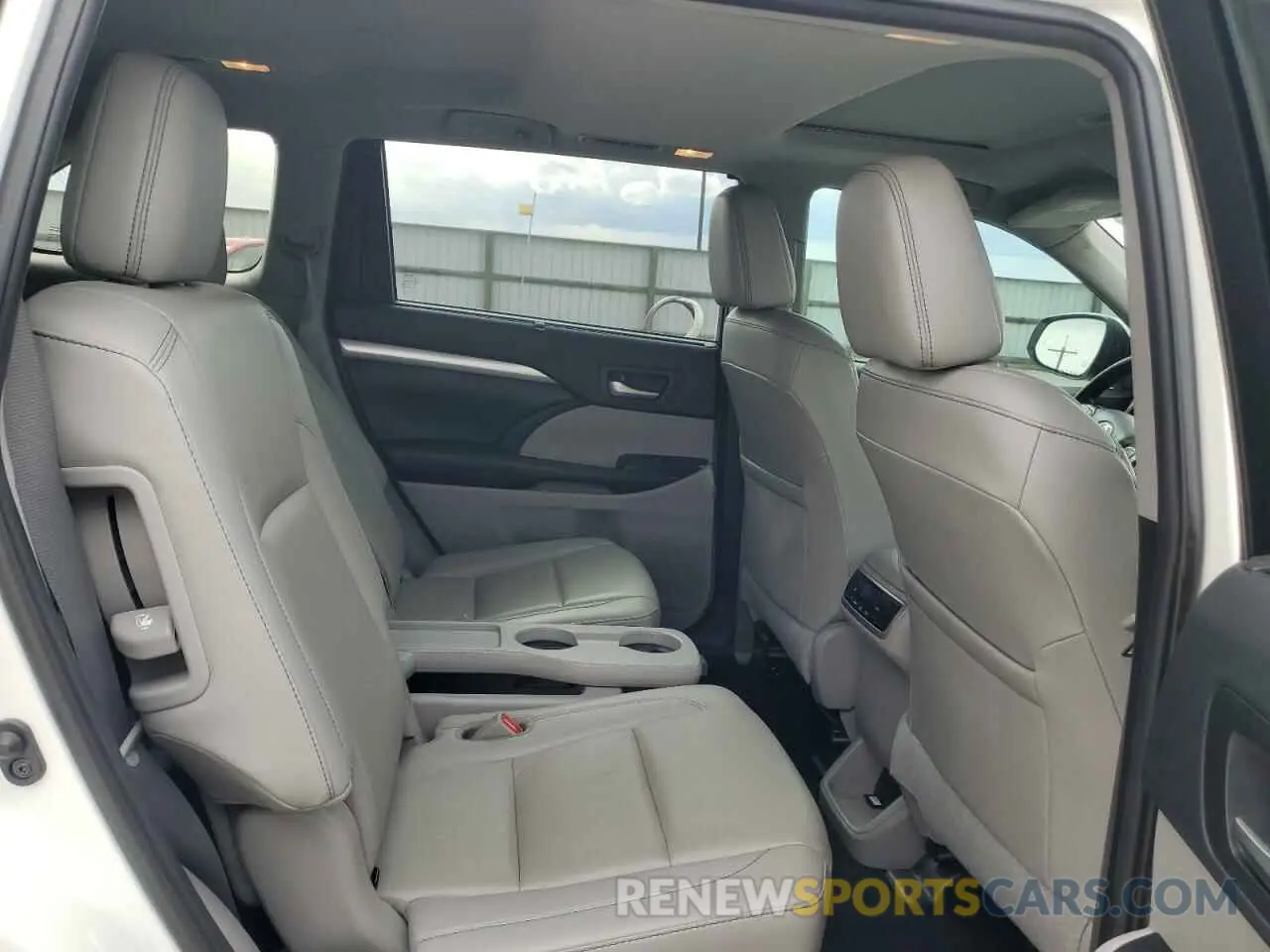 12 fotografías del automóvil dañado 5TDKZRFH0KS329751 TOYOTA HIGHLANDER 2019