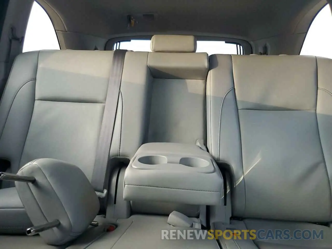 10 fotografías del automóvil dañado 5TDKZRFH0KS553912 TOYOTA HIGHLANDER 2019