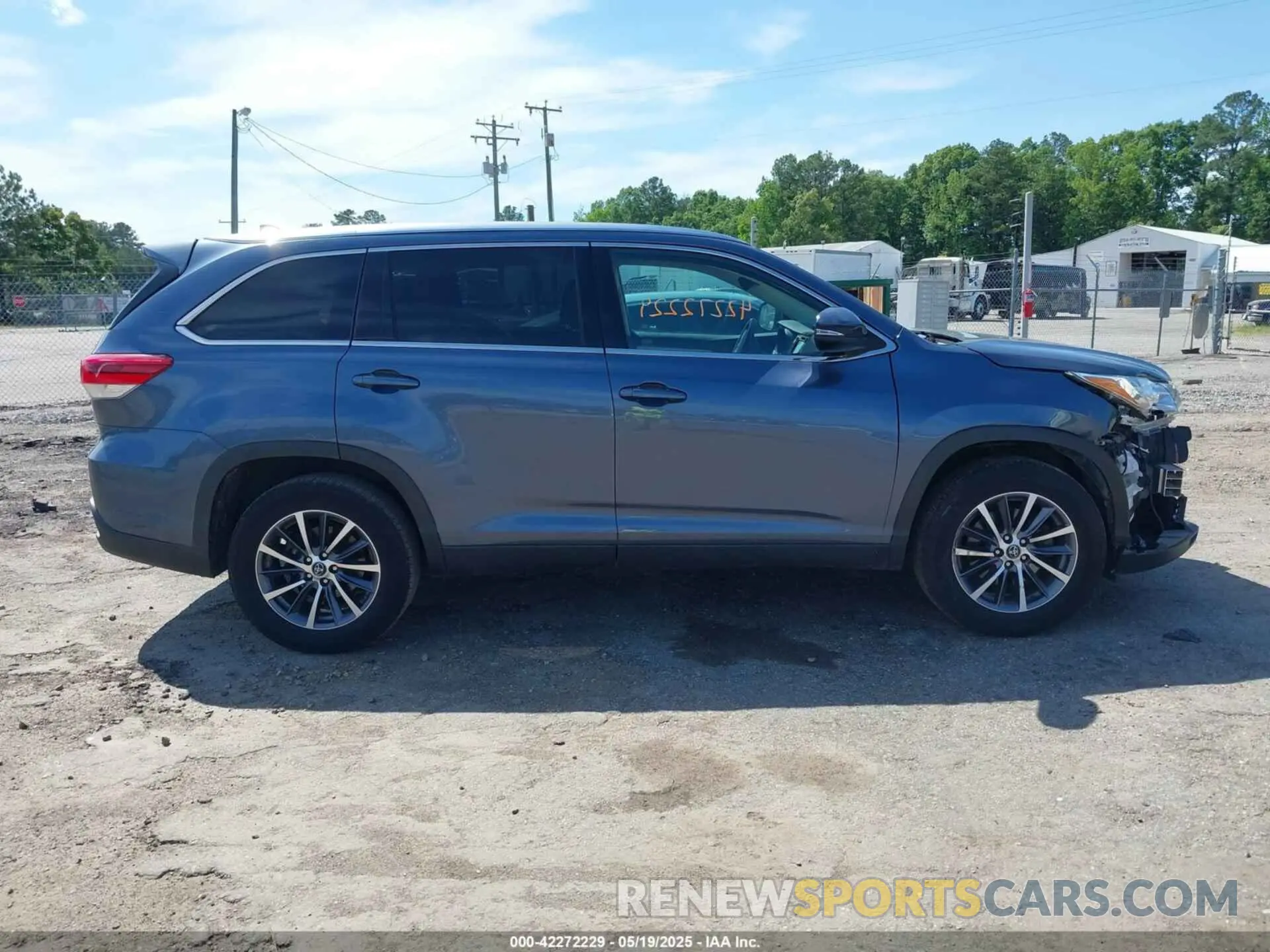 14 fotografías del automóvil dañado 5TDKZRFH1KS290412 TOYOTA HIGHLANDER 2019