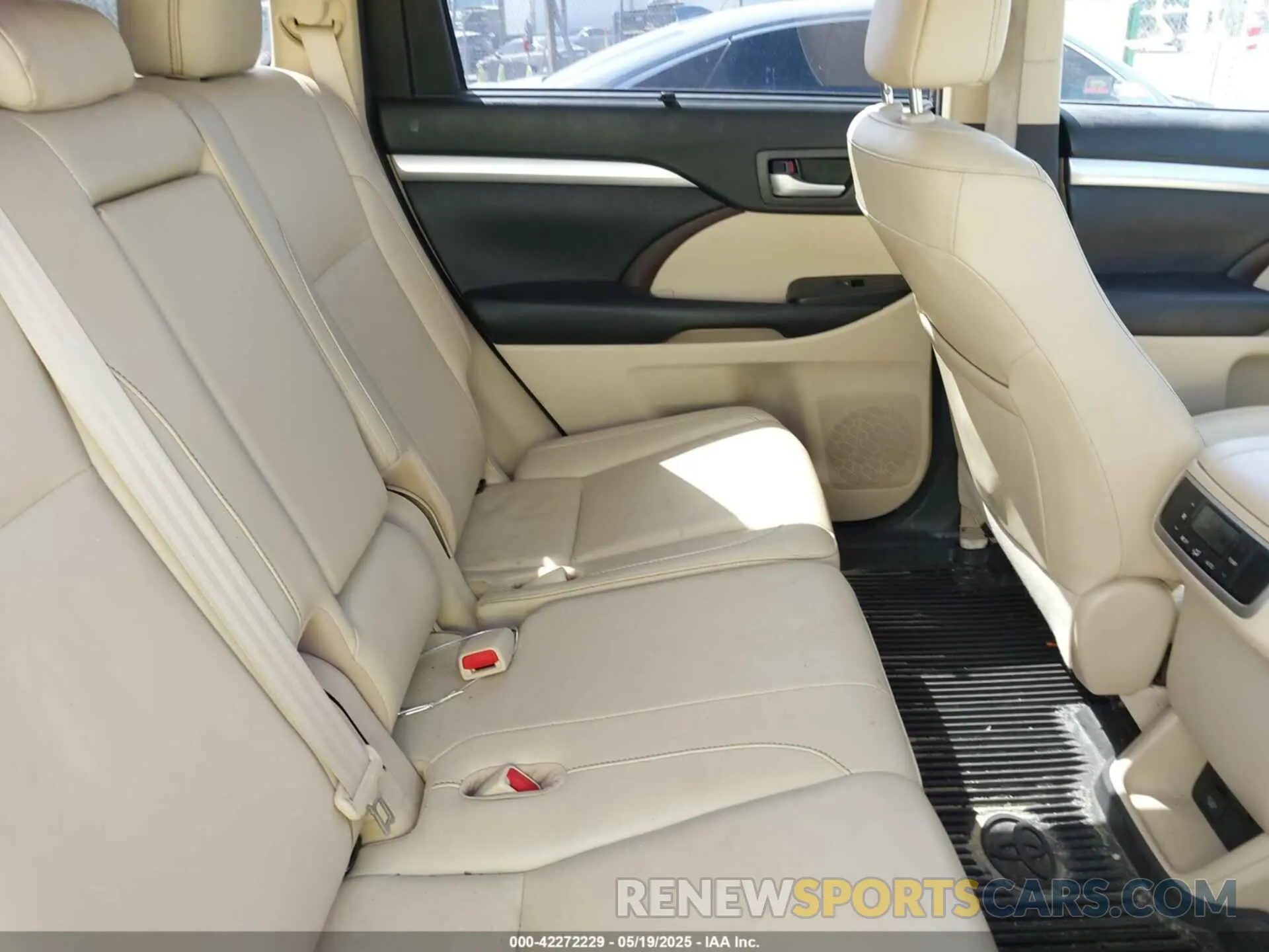 8 fotografías del automóvil dañado 5TDKZRFH1KS290412 TOYOTA HIGHLANDER 2019