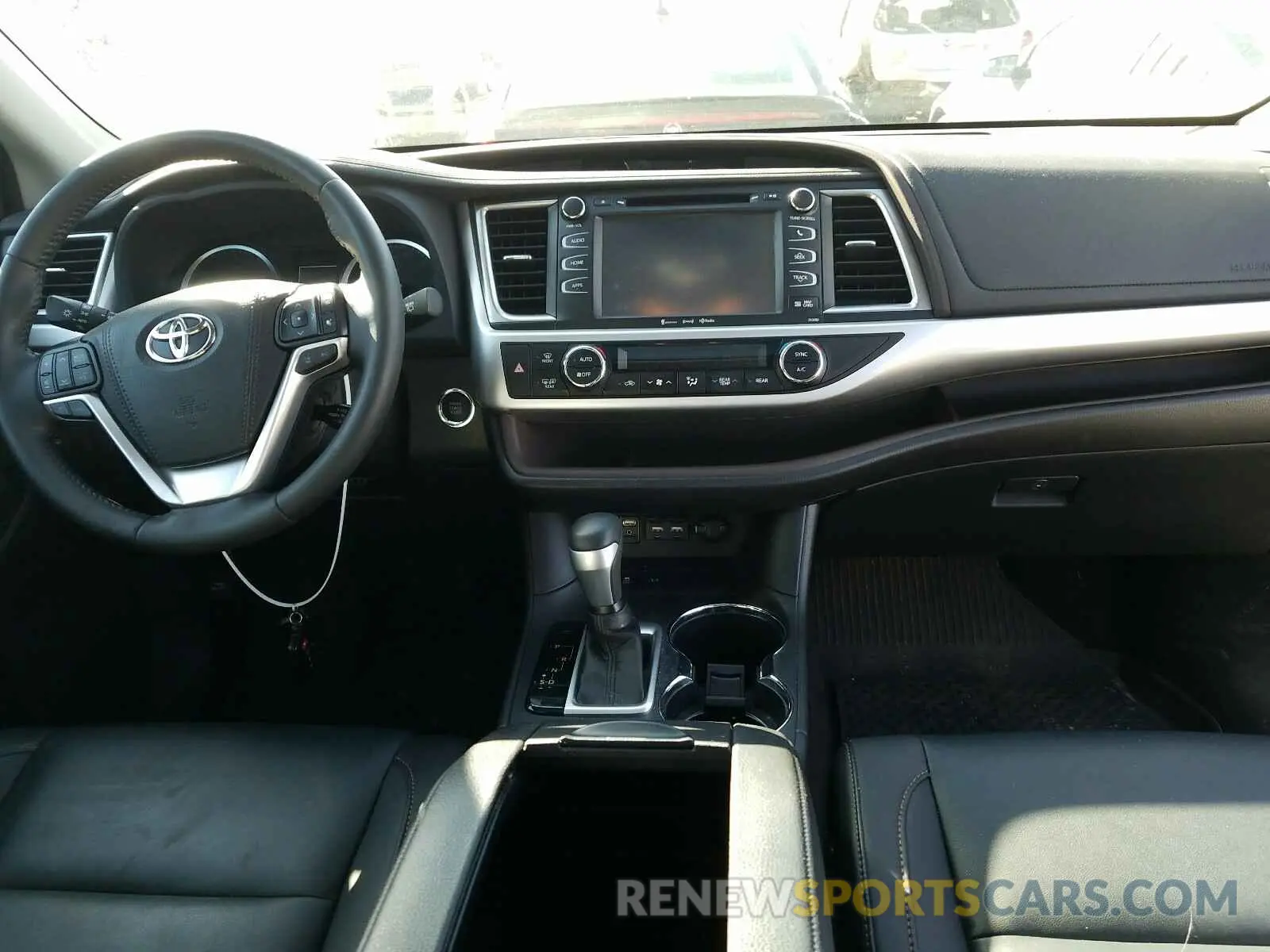 9 fotografías del automóvil dañado 5TDKZRFH1KS324641 TOYOTA HIGHLANDER 2019