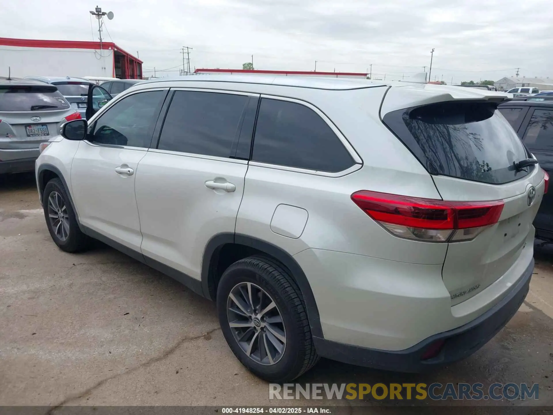 3 fotografías del automóvil dañado 5TDKZRFH1KS329273 TOYOTA HIGHLANDER 2019