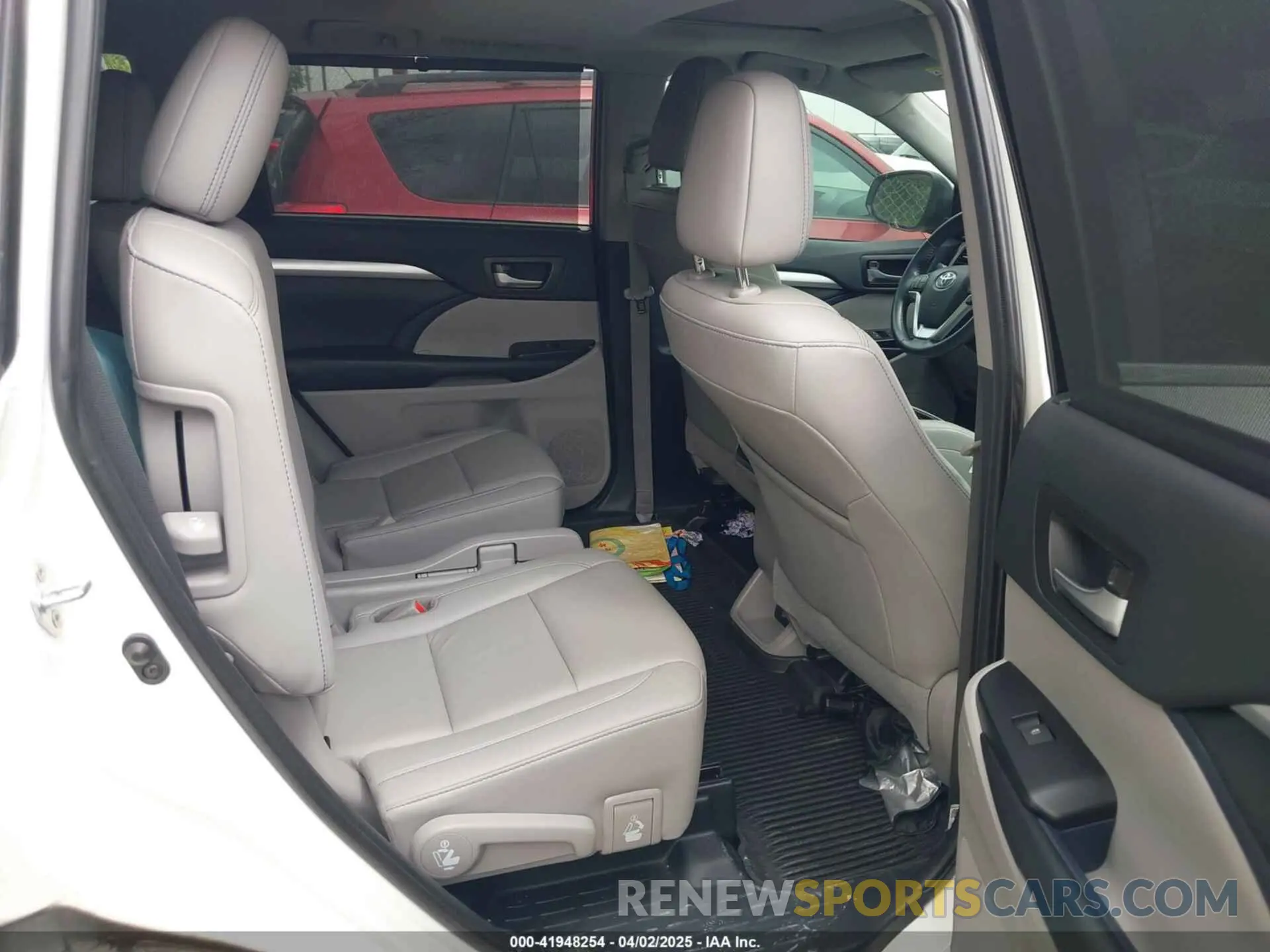 8 fotografías del automóvil dañado 5TDKZRFH1KS329273 TOYOTA HIGHLANDER 2019