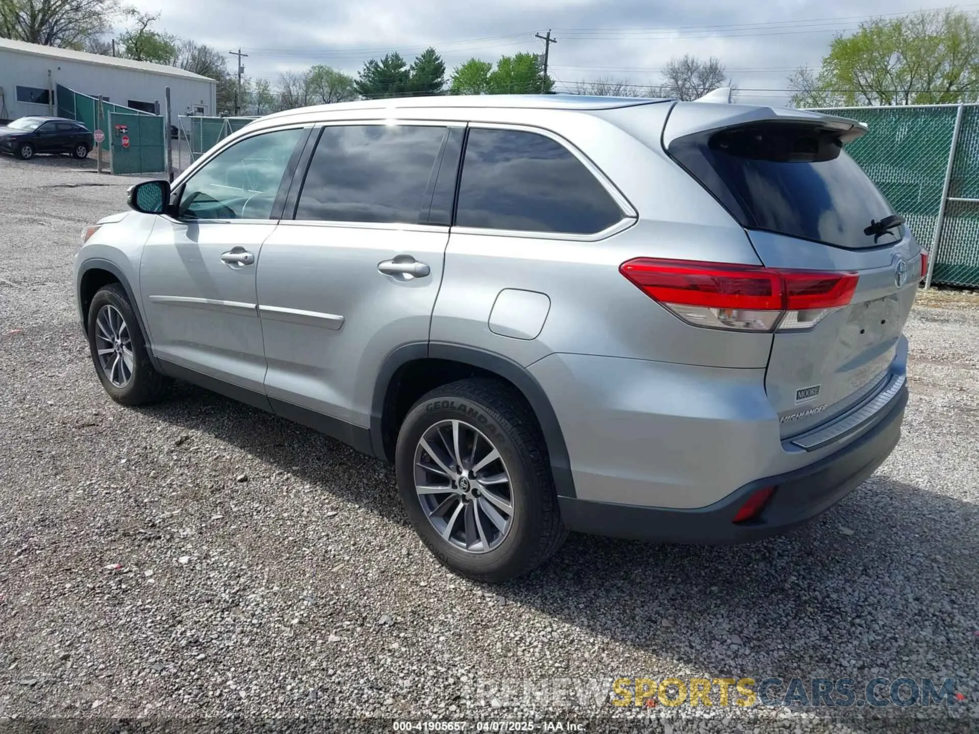 3 fotografías del automóvil dañado 5TDKZRFH1KS556785 TOYOTA HIGHLANDER 2019